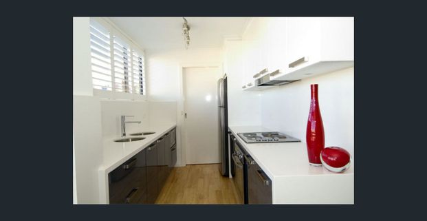 Stylish renovated home with rare 2 x parking - Photo 1