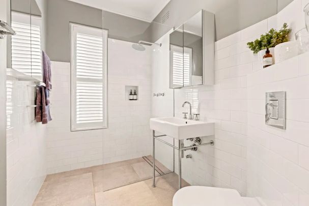 Harbour-View Elegance in a Boutique Art Deco Gem - Photo 1