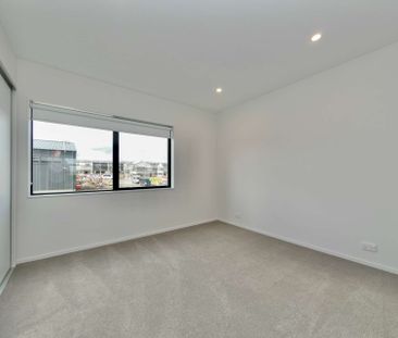 Fletcher-Built Elegance Backing onto Barry Curtis Park - Photo 5