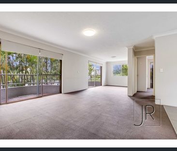 Light and bright unit moments to the beach - Photo 2