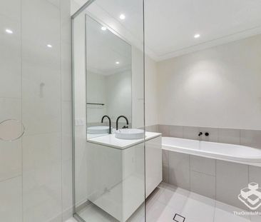 Elegant Townhouse With Air Conditioning Throughout - Photo 1