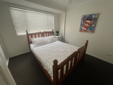 Modern Fully Furnished 4 bedrooms Luxury Townhouse in Milton Dual Living Short or long term available. - Photo 5