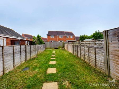 Wish Field Drive, Felpham, PO22 - Photo 2