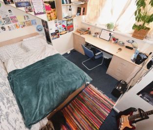 10 bedroom House in Beamsley Mnt/Ter, Leeds - Photo 1