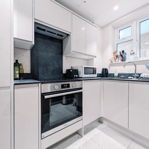 Studio Flat, Gunnersbury Avenue, W5 - Photo 2