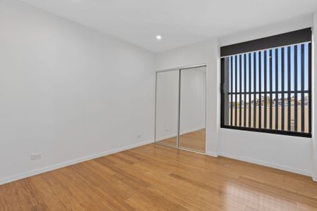 Elevated Living in Indooroopilly's Leafy Heart - Photo 2