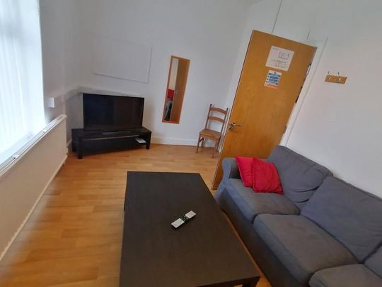 4 bedroom semi-detached house to rent - Photo 1