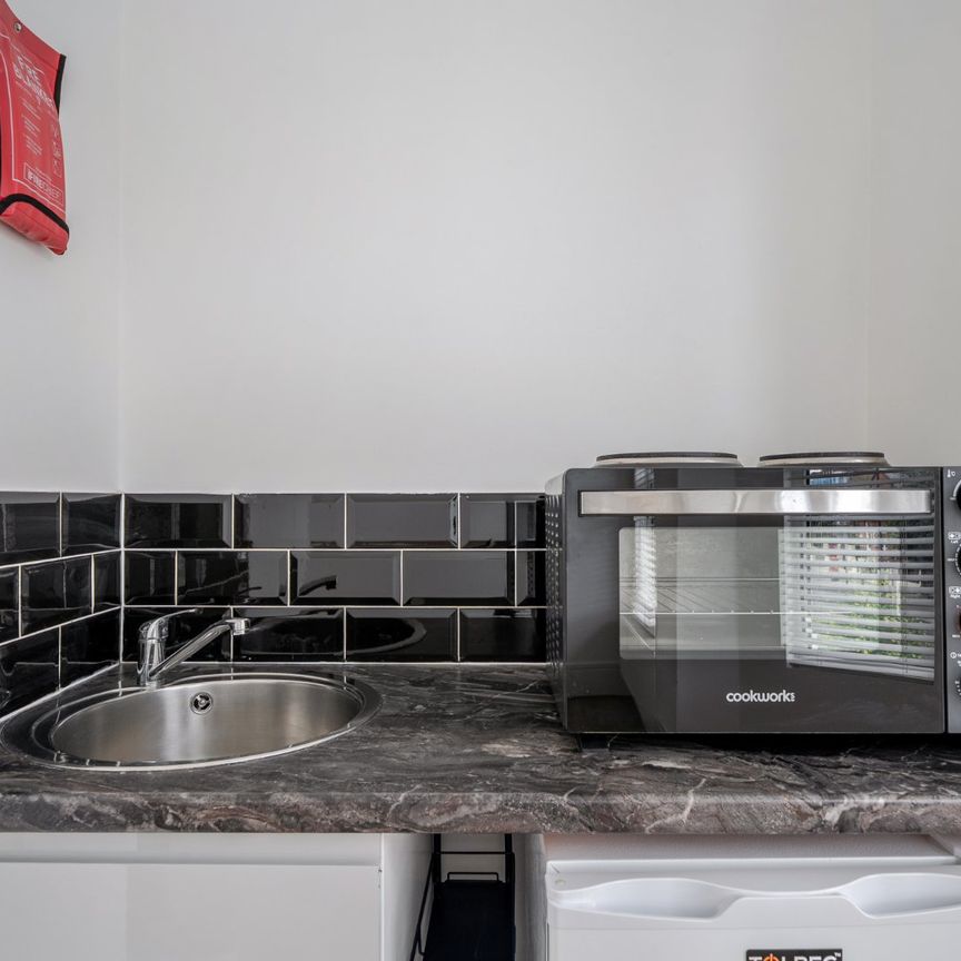 East Dulwich Grove, London, SE22 - Photo 1