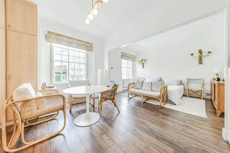 A lateral four bedroom apartment on St. John's Wood High Street is available for rent - Photo 3