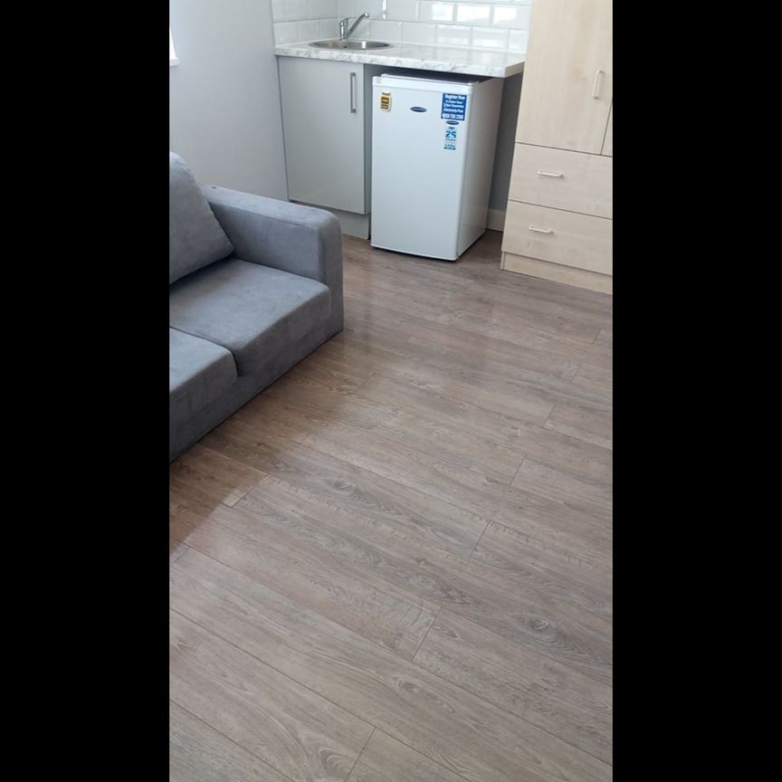 Studio Flat, Playgreen Way, SE6 - Photo 1