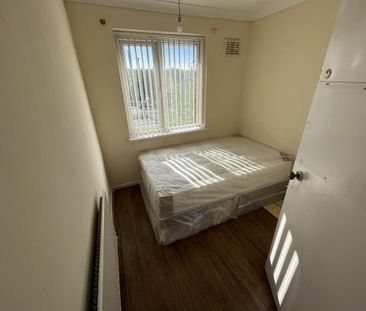 4 bedroom end of terrace house to rent - Photo 3