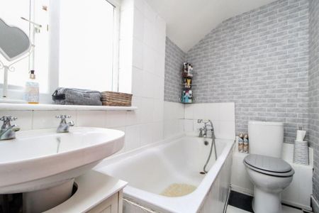 2 bedroom end of terrace house to rent - Photo 5