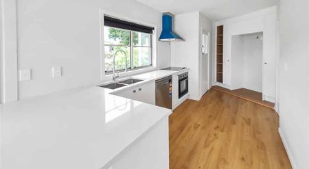 GLENDOWIE - 5 Bedroom Home with Brand New Kitchen and Bathroom - Photo 3