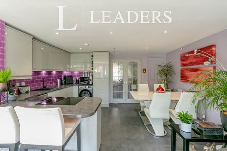 3 bedroom house to rent Le Patourel Close, Christchurch, BH23 - Photo 5