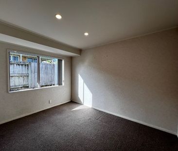 4 Bedroom, 2 Bathroom, 2 Living! - Photo 2