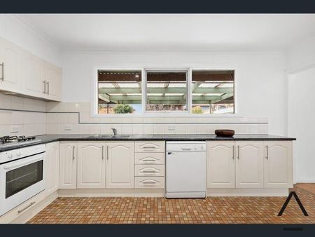 Spacious Family Home - Photo 5