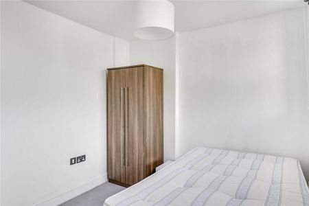3 bedroom flat to rent - Photo 4