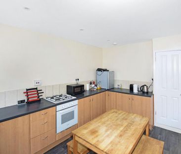 4 bedroom semi-detached house to rent - Photo 5
