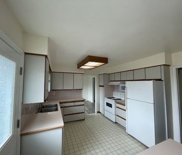 Grandview 1.25 Acre 4 Bedrooms House - Photo 6