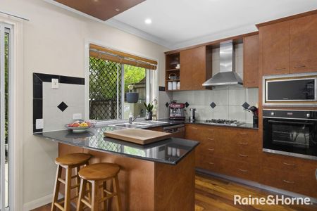 Stunning Townhouse in Central Toowong! - Photo 4