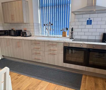 Beautiful Modern Spacious Home close to Train Station Room 6 - Photo 1