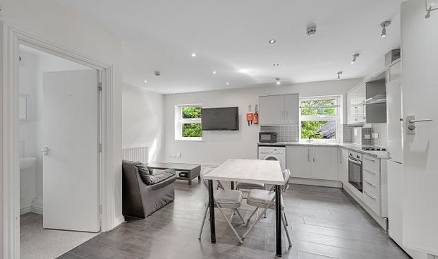 Spacious 3-Bed, 1-Bath Student Flat with Large Communal Garden & Free Parking - Photo 1