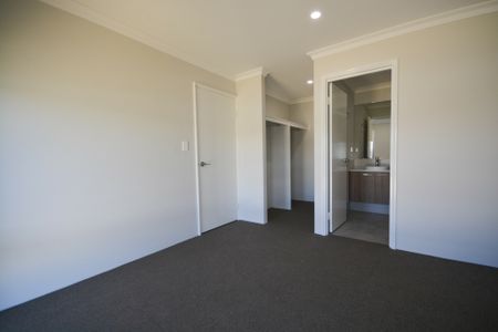 Brand New Three Bedroom Dual Living Property! - Photo 2