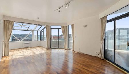 Central penthouse with great light and harbour views - Photo 5