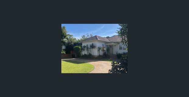 IDEALLY LOCATED FAMILY HOME CLOSE TO TRANSPORT AND SHOPS - Photo 1