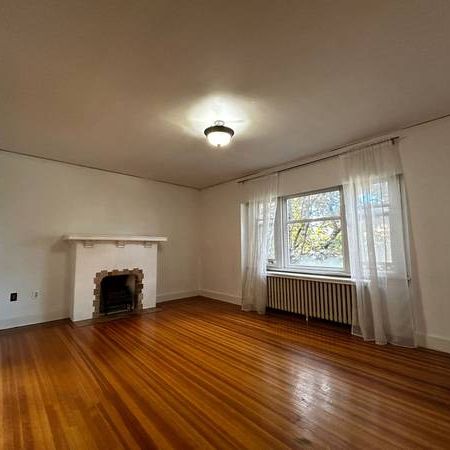 Large 1 Bed/1 Bath Historic Condo in Granville - Photo 4