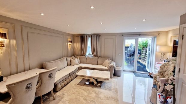 PETERBOROUGH - Photo 1