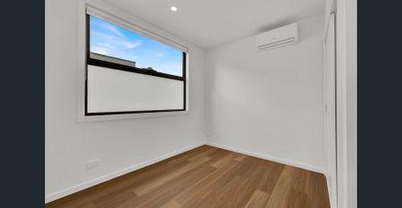 Near New Stylish Townhouse - Photo 4