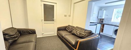 5 bedroom end of terrace house to rent - Photo 3