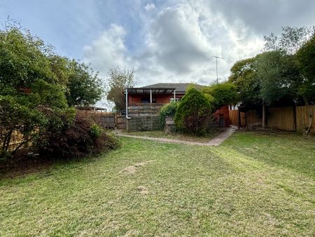 Spacious 3-Bedroom Family Home with Generous Outdoor Space - Photo 2