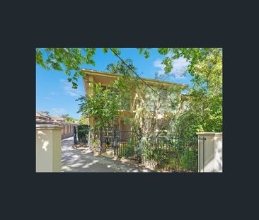 HAS IT ALL ! - Photo 3