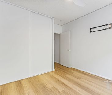 Spacious Renovated Unit in the Heart of Bulimba - Photo 2