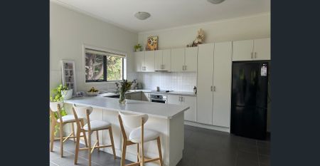 SPACIOUS TOWNHOUSE IN UNBEATABLE LOCATION! - Photo 5