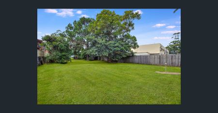 MODEST COTTAGE ON LARGE FLAT BLOCK - Photo 5