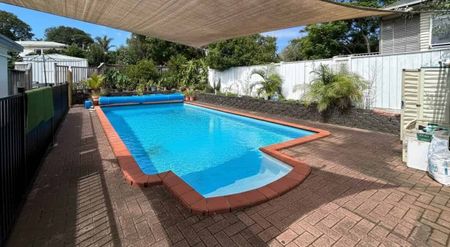 Massive Family Home with Pool & Guest House – ... - Photo 4