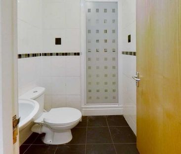 4 bedroom flat to rent - Photo 2