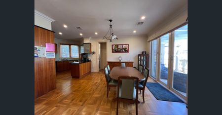 AMAZING FAMILY HOME IN FABULOUS LOCATION - Photo 4