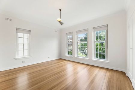 LARGE TWO BEDROOM ART DECO APARTMENT - Photo 4