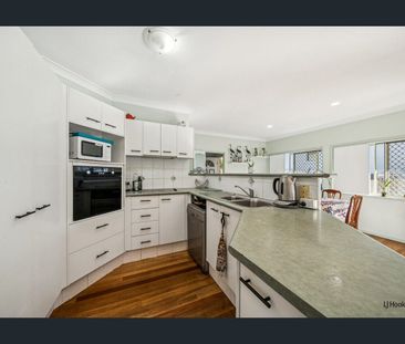 SPACIOUIS THREE BEDROOM HOME IN GREAT LOCATION - WALK TO EVERYTHING! - Photo 5