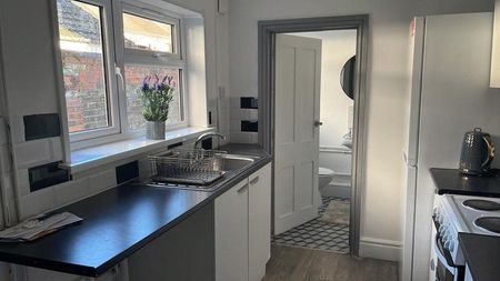 1 bedroom in a house share to rent - Photo 3