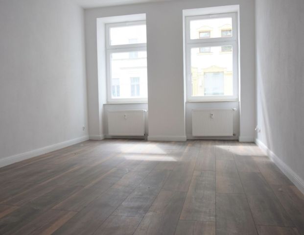 Tageslichtbad mit Wanne und Dusche • modernes Laminat • Abstellraum • Gartenmitbenutzung - Photo 1