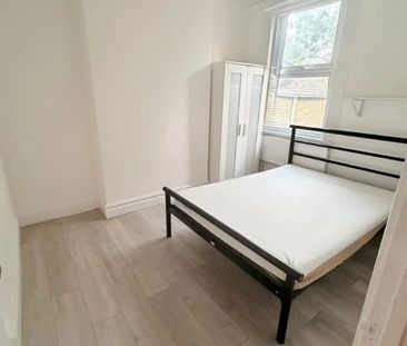 2 Bed Flat, Rochester Avenue, E13 - Photo 2