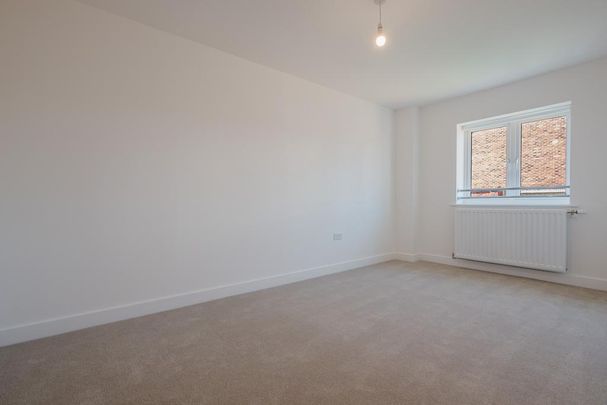 4 bedroom semi-detached house to rent - Photo 1
