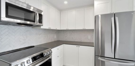 The Shoreland - Photo 2