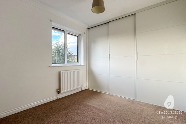 2 bed terraced house to rent in Horseshoe Crescent, Burghfield Common - Photo 1