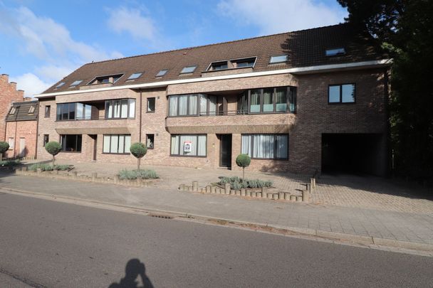 Een instapklaar appartement op de benedenverdieping links van de rechter ingang - met terras en garage. - Foto 1